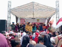 Warga Padati Lapangan Desa Jejalen Jaya Ikuti Karnaval Ceria Puncak Peringatan HUT RI Ke-80