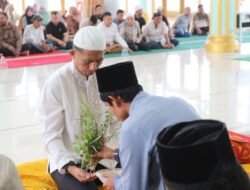 Kapolda Aceh Dipeusijuek oleh Warga Lampaseh Kota