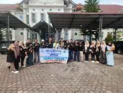 Sekda Bener Meriah Lepas Rombongan PWI dan IKWI ke Danau Toba untuk Family Gathering