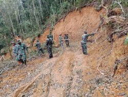 Satgas TMMD ke-126 dan Warga Kute Keramil Kompak Bersihkan Jalur Pembangunan Jalan