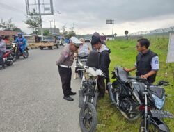 Kasat Lantas Bener Meriah Himbau Pengendara Roda Dua Wajib Gunakan Helm Depan Belakang