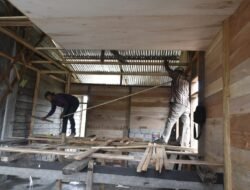 Cuaca Hujan, Satgas TMMD Ke – 126, Manfaatkan Waktu, Pasang Pelapon RTLH