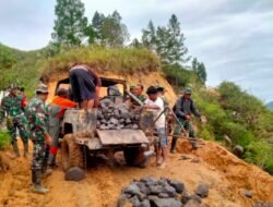 Rampungkan Pekerjaan, Satgas TMMD Ke 126, Langsir Material Di Musim Penghujan