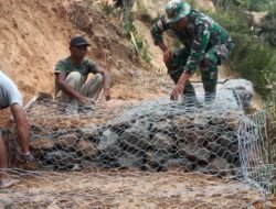 Satgas TMMD Ke 126, Rampungkan Pemasanagan Batu Beronjong dilokasi Yang Rawan Longsor.