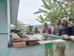 Gotong Royong TNI dan Warga Hasilkan Air Bersih untuk Desa Bukit Sari