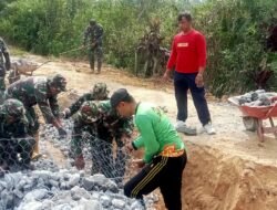 Semangat Tak Luntur di Bawah Terik Matahari, Satgas TMMD dan Warga Terus Kebut Bronjongisasi Tebing