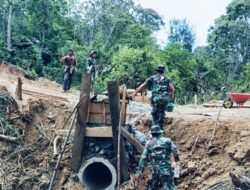 Gotong Royong Satgas TMMD dan Warga Perkuat Bangunan Gorong-Gorong di Kute Keramil