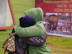 Air Mata Bahagia Inen Kairul Saat Terima Tali Asih Persit Iskandar Muda di Bener Meriah