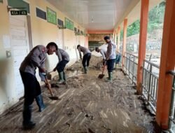 Pulihkan Harapan, Polisi dan Brimob Bersihkan Puskesmas Rusip Antara Pascabencana