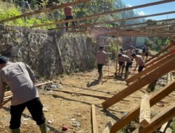 Polsek Bintang dan Brimob Gotong Royong Bangun Rumah Sementara Pascabanjir