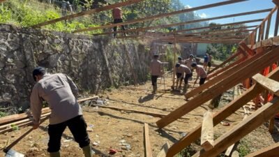 Polsek Bintang dan Brimob Gotong Royong Bangun Rumah Sementara Pascabanjir