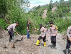 Anggota Polsek Kute Panang  Gotong Royong Bersihkan Jalan Longsor.