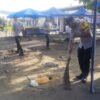 Polsek Bebesen dan Brimob Polda Aceh Gotong Royong Bersihkan Pasar di Bulan Ramadhan