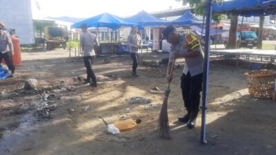 Polsek Bebesen dan Brimob Polda Aceh Gotong Royong Bersihkan Pasar di Bulan Ramadhan