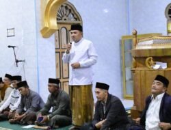 Wabup Muchsin Tetap Laksanakan Tarawih Bersama Masyarakat Terdampak Bencana Di Kampung Tebuk
