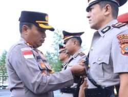 Diguyur Hujan, Kapolres Bener Meriah Pimpin Sertijab Kabag Ops dan Kasat Intelkam