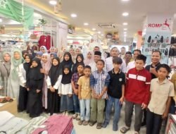 Gampong Meunasah Capa Bantu 25 Anak Yatim Beli Pakaian Hari Raya