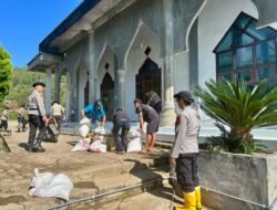 Polres Aceh Tengah Gotong Royong di Dua Masjid, Wujudkan Lingkungan ASRI Jelang Lebaran