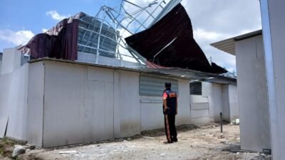 Puting Beliung Terjang Dry Port Ketipis, Atap Huntara Berterbangan