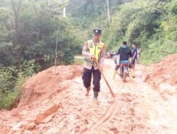 Longsor Tengah Malam Lumpuhkan Akses Rusip Antara, Polisi dan Warga Sigap Pulihkan Jalan dalam Hitungan Jam