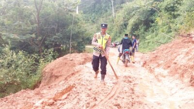 Longsor Tengah Malam Lumpuhkan Akses Rusip Antara, Polisi dan Warga Sigap Pulihkan Jalan dalam Hitungan Jam