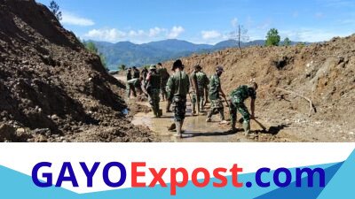 Sigap! Dandim 0106/Aceh Tengah Turunkan Personel Bersihkan Jalan Tertimbun Longsor di Desa Mandale