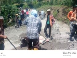 5 Desa Warga Di Kecamatan Kute Panang Perbaiki Jalan Di Simpang Lukup Bener Meriah. 