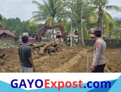 Polsek Linge Kawal Pembersihan Material Banjir di Pantan Nangka, Percepat Pemulihan Lingkungan Warga