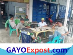 Babinsa Koramil Ketol Gelar Komsos Bersama Warga, Bahas Kenaikan Harga Sarana Pertanian