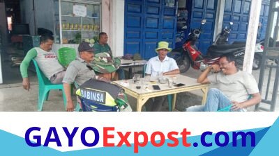Babinsa Koramil Ketol Gelar Komsos Bersama Warga, Bahas Kenaikan Harga Sarana Pertanian