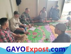 Babinsa Koramil 09/Ketol Komsos dengan Aparatur Desa, Bahas Lahan KDKMP di Burlah
