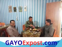 Babinsa Koramil 06/Jagong Pererat Kebersamaan dengan Warga Lewat Komsos di Desa Paya Dedep