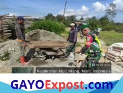 Babinsa Koramil Atu Lintang Gotong Royong Bersama Warga di Desa Kepala Akal