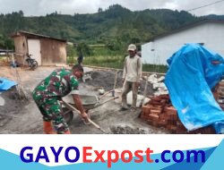 Babinsa Koramil Bebesen Gotong Royong Bersama Warga di Nunang Antara