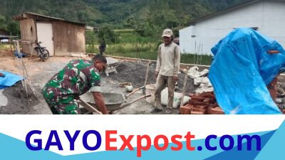 Babinsa Koramil Bebesen Gotong Royong Bersama Warga di Nunang Antara