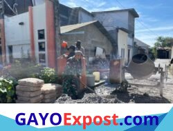 Babinsa Koramil 02/Bebesen Bersama Warga Gelar Bhakti TNI di Wilayah Binaan