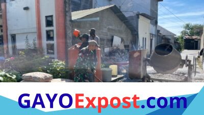 Babinsa Koramil 02/Bebesen Bersama Warga Gelar Bhakti TNI di Wilayah Binaan
