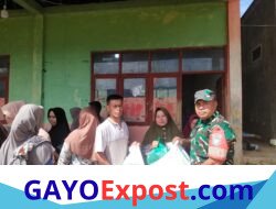 Babinsa Koramil 01/Lut Tawar Dampingi Penyaluran Bantuan Pangan untuk 66 Keluarga di Desa Rawe