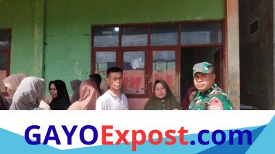 Babinsa Koramil 01/Lut Tawar Dampingi Penyaluran Bantuan Pangan untuk 66 Keluarga di Desa Rawe