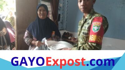 Babinsa Koramil 01/Lut Tawar Dampingi Penyaluran Bantuan Pangan untuk 88 Warga Toweren Uken