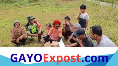Babinsa Koramil 05/Linge dan Warga Gotong Royong Jaga Kebersihan Lingkungan Desa