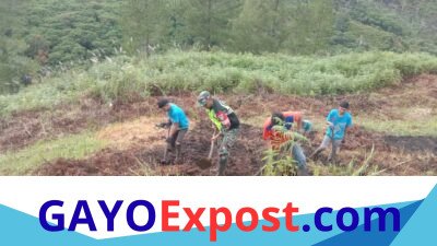 Babinsa Koramil 04/Bintang Bantu Warga Buka Lahan Cabai di Jamur Konyel
