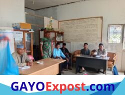 Babinsa Koramil 05/Linge Pererat Kemanunggalan TNI-Rakyat Lewat Komsos di Kute Baru