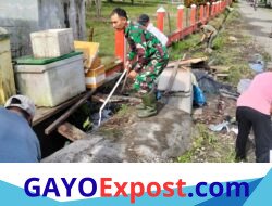 Babinsa Koramil 09/Ketol Bantu Pembangunan Rumah dan Bersihkan Jalan Desa