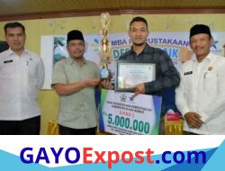 Sekda Riswandi Putra S.STP.,M.AP Serahkan Tropi dan Piagam Pemenang Lomba Perpustakaan Desa Terbaik Se-Bener Meriah.