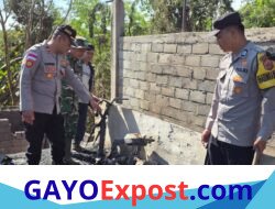 Polri Tak Sekadar Mengamankan, Polsek Kute Panang Turun Tangan Bersihkan Rumah Korban Kebakaran