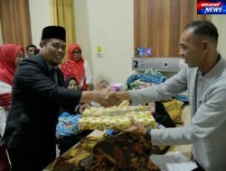 Sekda Riswandika Putra , S.STP., M.AP dan Ketua DWP Beri Hadiah Untuk Bayi Lahir di Hari Kemerdekaan RI Ke-81