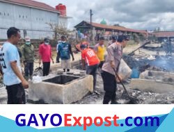 Pasca Kebakaran Pasar Jagong Jeget, Polisi dan Warga Bahu Membahu Bersihkan Puing