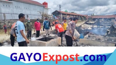 Pasca Kebakaran Pasar Jagong Jeget, Polisi dan Warga Bahu Membahu Bersihkan Puing