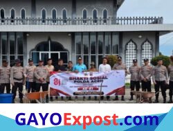 Sambut HUT RI ke-81, Personel Polsek Kute Panang Bersama Warga Bersihkan Masjid Nurul Huda